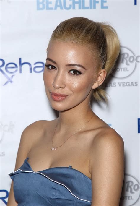 Christian Serratos Photos Décolleté Photos Porno Photos Xxx Images