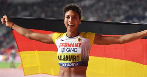 In 2019 world championships, she became the gold medalist. Malaika Mihambo glänzt als Weitsprung-Weltmeisterin - mit ...