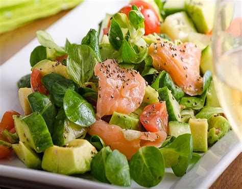 Judías verdes, pimientos rojo y verde, , alcachofa, calabacín, espárragos. Receta de Ensalada de espinacas y salmón ahumado
