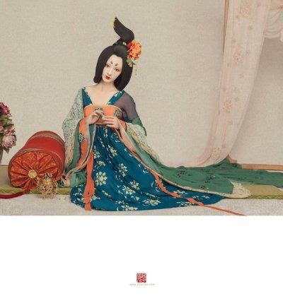 Daxiushan (大袖衫), translated as large sleeve gown, is a traditional chinese article of clothing for women and was most popular during the tang dynasty, particularly amongst the royals. #hanfu#heziqun#daxiushan#pibo#mianye#photoset ...