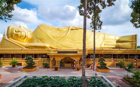 Ngôi Chùa Dát Vàng Có Bức Tượng Phật Nằm Ngoài Trời Lớn Nhất Việt Nam