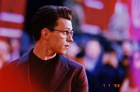 We take no ownership rights to any photos. Tom Holland es visto en Londres en compañía de una ...