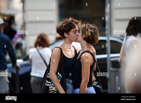 dos mujeres chicas besándose en público en la calle lyon francia europa afecto femenino