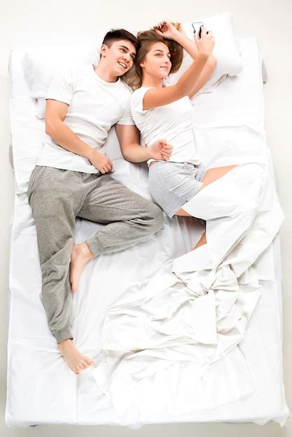 Das Junge Schöne Paar Liegt In Einem Bett Kostenlose Foto