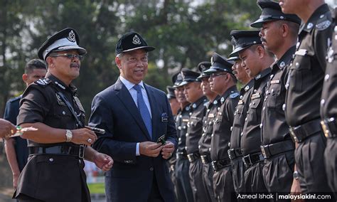 Dalam rumah rumah ibadat mereka. K'jaan tempatkan polis di rumah ibadat di lokasi panas