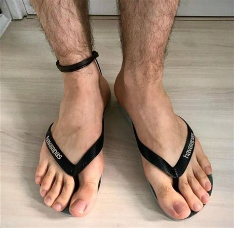Pin De Fred Flinstone En Feet En 2021 Pies Masculinos Hombres Descalzos Sandalias Hombre
