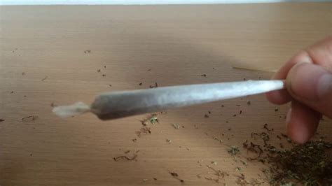 How To Roll A Joint Simple And Easy Tutorial Youtube