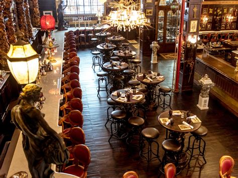 An Oscar Wilde Bar Has Opened In Nyc Condé Nast Traveler