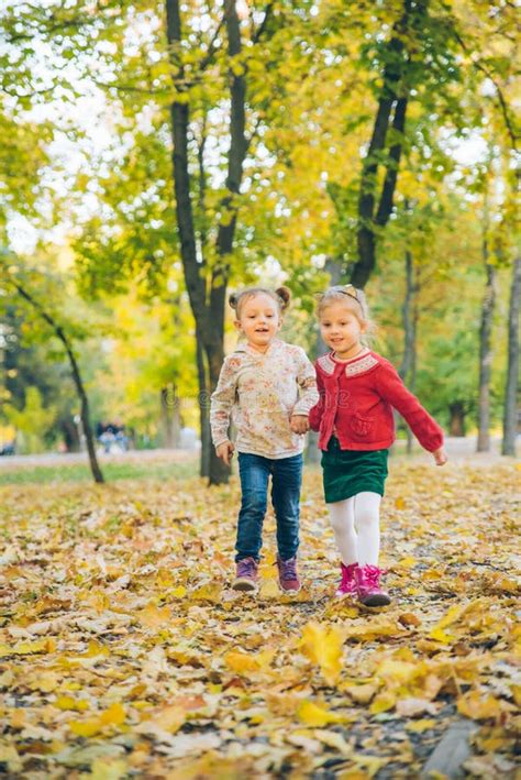 Dos Niñas Novias Jugando En El Parque De La Ciudad De Otoño Cogiendo La
