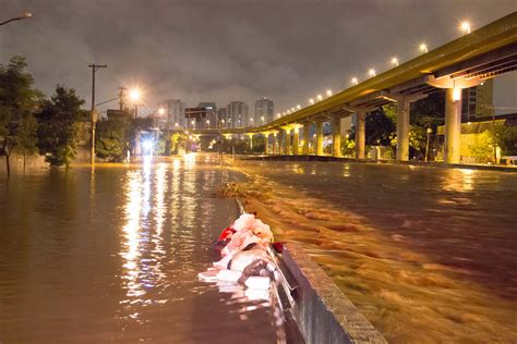 Chuva provoca alagamento em São Paulo Via Trolebus