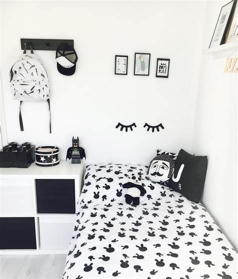 Gimana kalau kamu tinggal di rumah kecil, sehingga luas ruang tamu terbatas? 51 Kumpulan Desain Kamar Tidur Nuansa Hitam Putih Paling ...