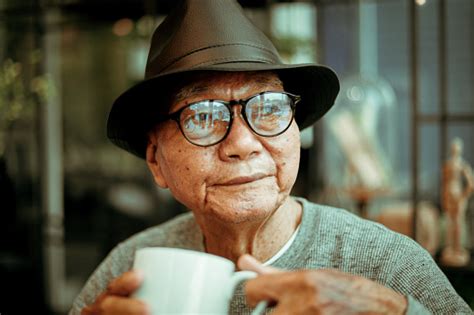 Asiática Seniors Viejo Hombre Retiro Bebiendo Café En La Sonrisa De