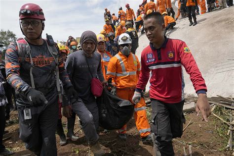 Indonesian Rescue Workers Race To Find Victims Of Deadly Quake Cgtn