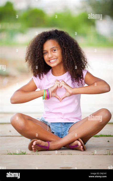 Feliz Sonriente Joven Afroamericano Jovencita Negra Con El Cabello Afro Haciendo Forma Coraz N