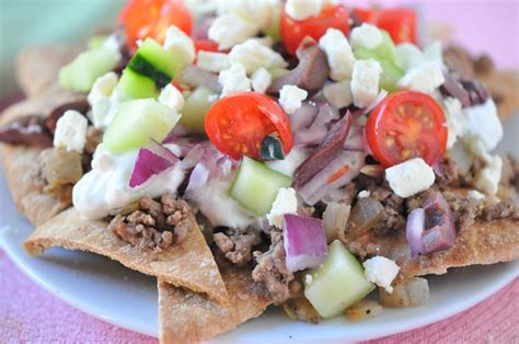 Simple to make and the best for super bowl parties, game day parties, and just for dinner! Healthy Loaded Nachos Easy Beef Nachos Recipe Makes Best ...