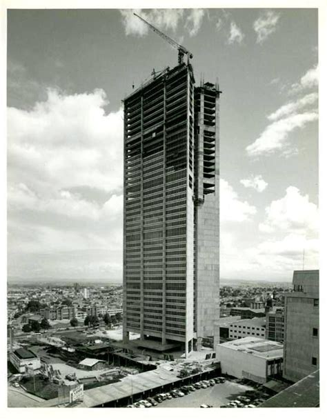 Intervienen parqueadero ilegal de motos al lado del edificio banco de bogotá. construcción banco cafetero años 70 | Bogota antigua ...