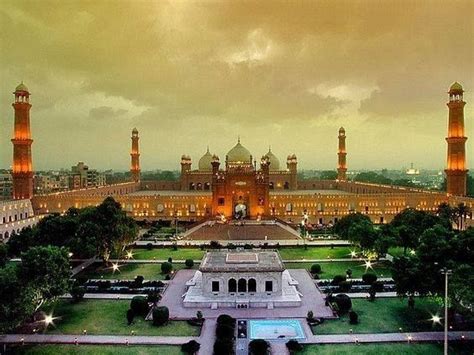 A Beautiful View Of The Majestic Badshahi Mosque Lahore Beautiful