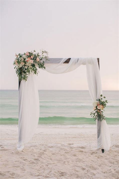 Simple beach wedding decor inspiration | Florida wedding | Flowers