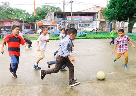 Niños jugando con los búfalos. El Diario - Etiqueta para niños