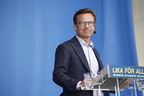 2020 moderatledare vid opposition statspartiet för moderaterna. Barn intervjuar Ulf Kristersson - åk 4,5,6