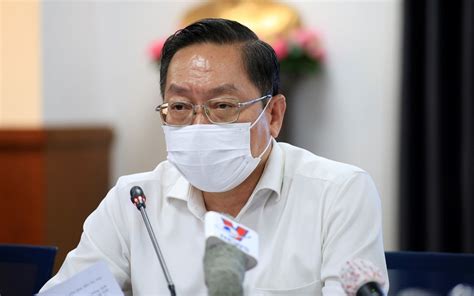 Lý do là vào mùa mưa, côn trùng ngoài đồng ruộng, theo ánh sáng bay vào nhà. TP.HCM cách ly 6 trường hợp tiếp xúc gần với bệnh nhân ...