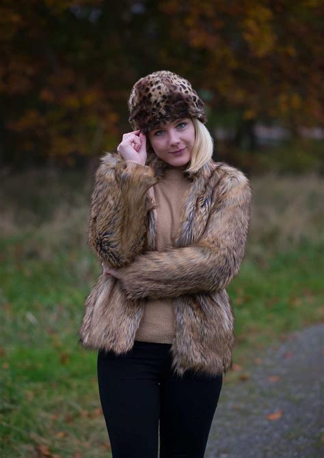 Faux Fur Vintage Inspired Outfit | Raindrops of Sapphire