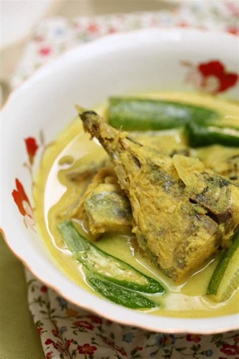 Untuk versi pertana, anda boleh tambahkan telur dadar untuk lebih sedap. Gulai Kuning Ikan Tongkol sedap - masam manis