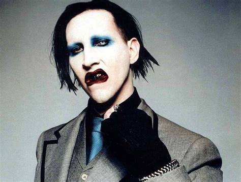 Marilyn Manson è Stato Travolto Da Una Scenografia Sul Palco Rolling