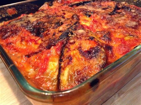 Per la preparazione della parmigiana di melanzane non fritte si procede preparando un sughetto di pomodoro semplice, si rosola in una pentola la cipolla tritata finemente con un filo di olio extravergine d'oliva, si aggiunge il passato di pomodoro, si aggiunge un po di acqua, si regola di sale e un po di zucchero e si lascia cuocere il tutto per circa 40 minuti a fiamma bassa. Il Cuoco della Domenica: Parmigiana con melanzane a crudo