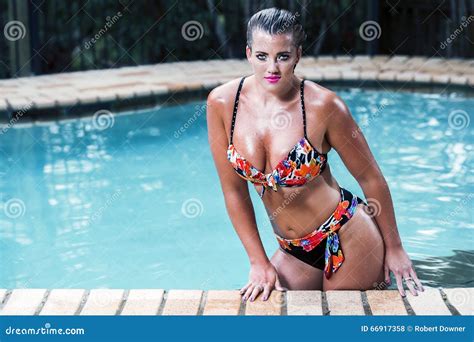 Weibliche Vorbildliche Aufstellung Im Bikini Stockfoto Bild Von Schön Baumuster 66917358