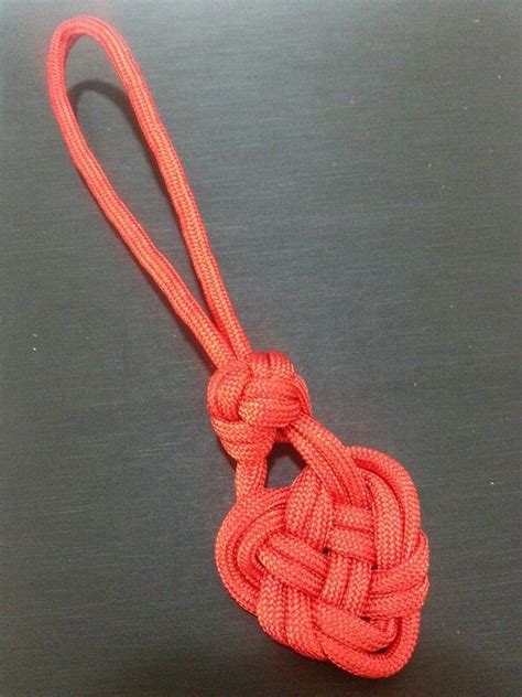 Here are the 7 best paracord knots for camping, bushcraft and wilderness. 25 DIY Paracord Keychain Ideas with Instructions