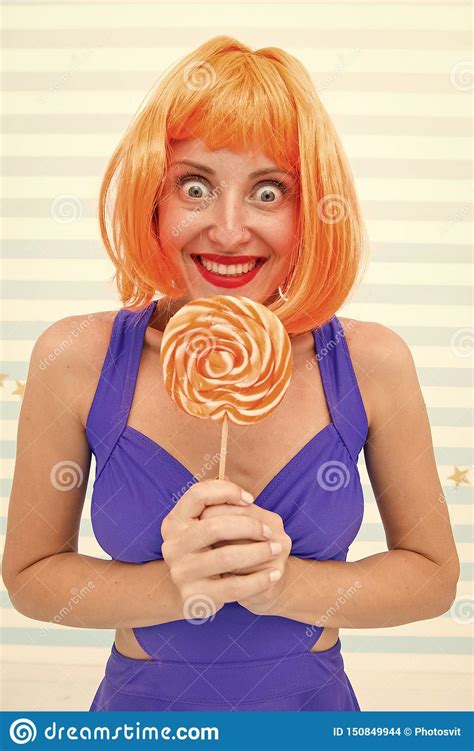 Koel Meisje Met Lolly Sexy Vrouw Maniermeisje Met Oranje Haar Die Pret Hebben Gelukkig