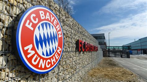 Dann verspielt der fc bayern wichtige punkte. Bayern München Rassismus-Vorwurf! Vertrag mit ...