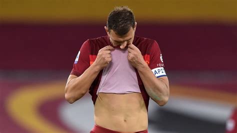 Edin dzeko ise takımı transferi resmi olarak duyurmadan inter ile ilk maçına çıktı ve golünü attı. Edin Dzeko von der Roma positiv auf das Coronavirus ...