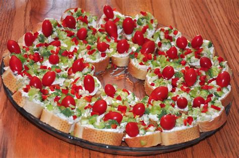 The Changeable Table Red And Green Appetizer Wreath