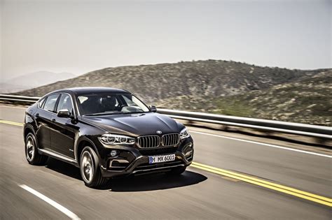 The x6 was marketed as a sports activity coupé (sac) by bmw, referencing its sloping rear roof design. BMW X6 2015: el SUV deportivo de BMW, ahora más eficiente