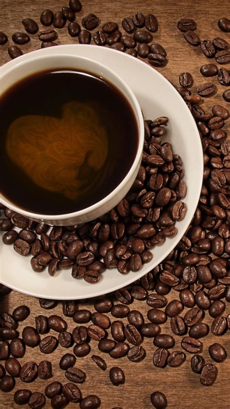 Eine Tasse Kaffee Legte Kaffeebohnen Herzförmigen Muster 750x1334