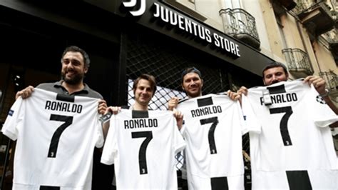 The place to honour juventus legends. Cristiano Ronaldo to Juventus: CR7 gifted No.7 shirt by ...