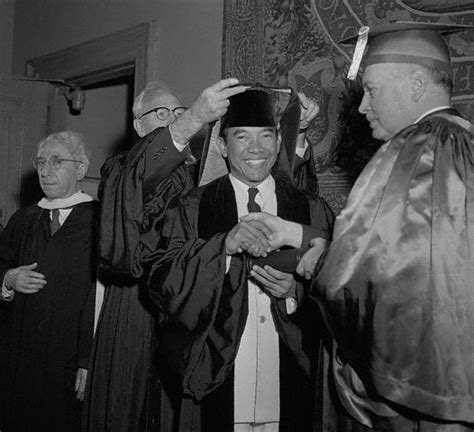 Aku pengagum soekarno, dan aku selalu meletakkan soekarno sebagai manusia biasa, bukan seorang dewa. Foto-Foto SOEKARNO - Forzant Blog