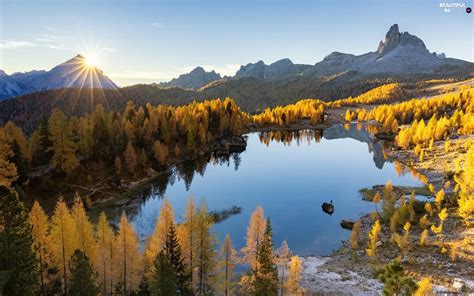 Viewes Lake Autumn Trees Mountains Woods Rays Of The Sun