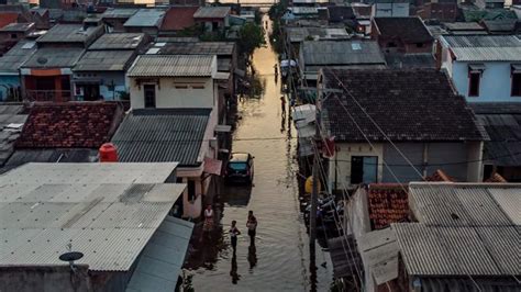 Gelombang Tinggi Akibatkan Banjir Rob Di Demak Dan Pekalongan Foto Tempo Co