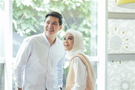 Maybe you would like to learn more about one of these? 9 Inspirasi Gaya Foto PreWedding Hijab dari Seleb Indonesia
