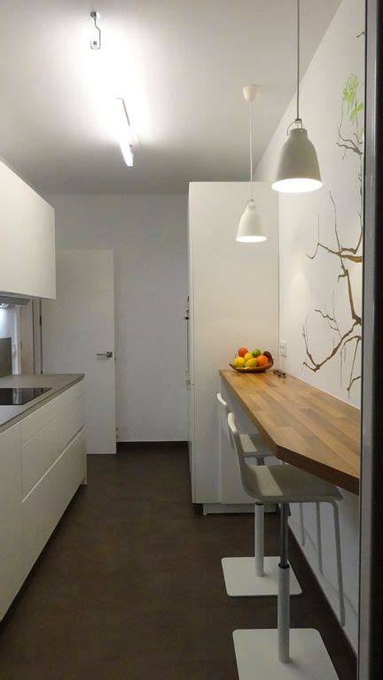 Las sillas de bar son una de las piezas que cada vez vemos más en las cocinas del hogar y en los bares y es que son un complemento muy práctico y si tenemos una cocina pequeña son una buena solución para complementar una barra estrecha, pero en cocinas grandes son ideales para usar en. Una cocina alargada también puede tener una barra con ...