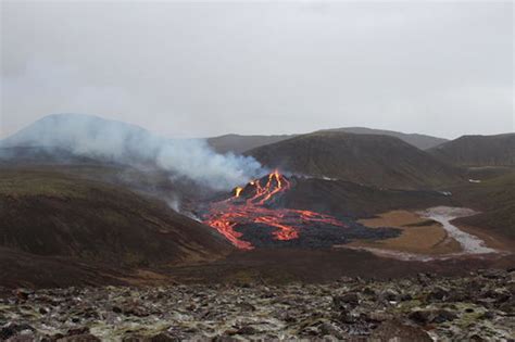 Stunning Images Of Fagradalsfjall Volcano In Iceland Earth Earthsky