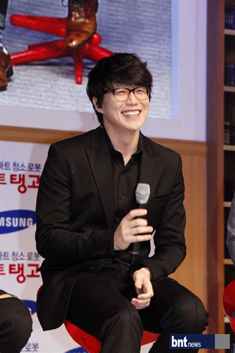 다이어트를 하기 위해 헬스장을 찾은 배웅. 포토 성시경 미소가 아름다운 남자 | 한경닷컴