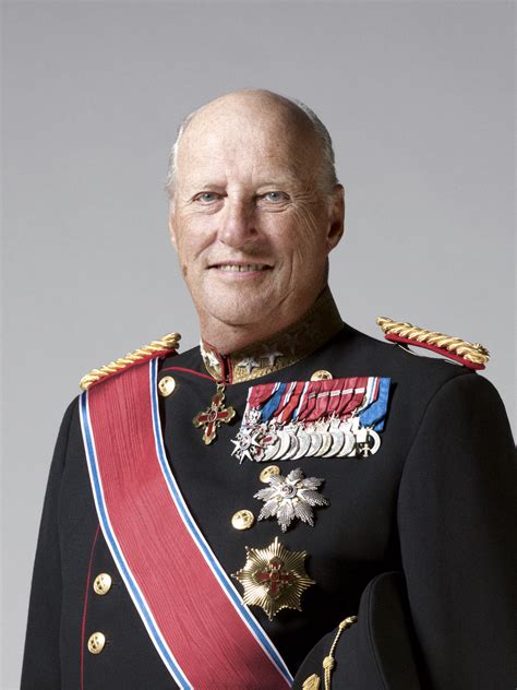 Ms kong harald has its own onboard expedition team and serves as a university at sea. Kong Harald - Det norske kongehus