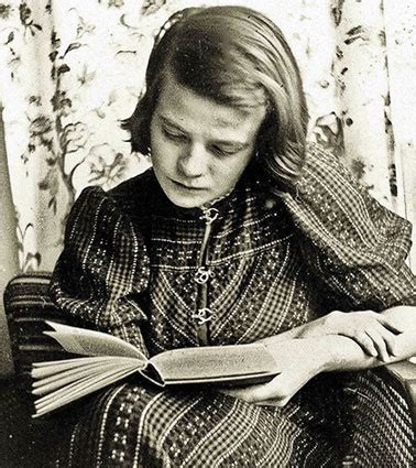 With her older brother hans, a handful of their friends, and a professor, she helped distribute subversive leaflets of. Sophie Scholl e la resistenza della Weisse Rose | Latina ...