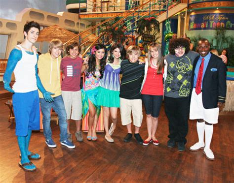 Wizards Of Waverly Place Cast Away To Another Show - As estrelas do Disney Channel: Feiticeiros abordo com Hannah Montana