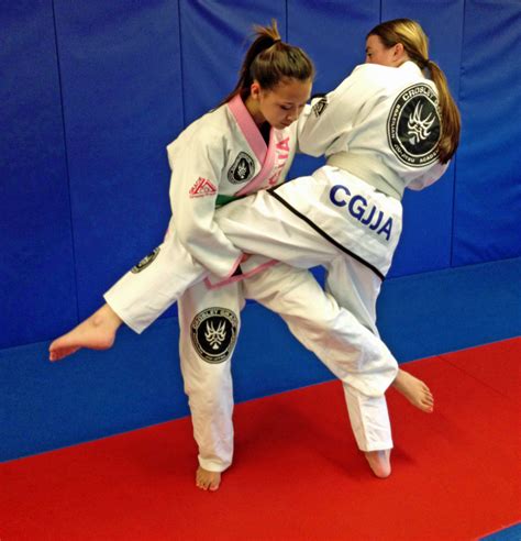 Learning to roll (or fall safely) is one of the most important skills to master. Jiu Jitsu - Taylor Walker Fit