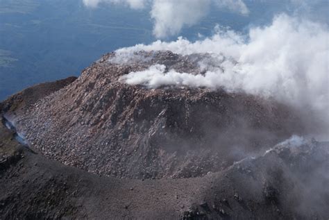 Filevolcan De Colima Crater Con Tapon